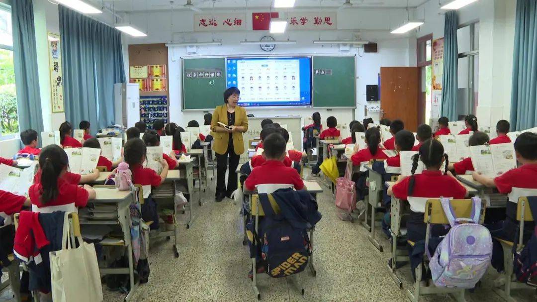 董伟仁是浙江大学动物科学学院高级实验师,也是资深的科学教育专家