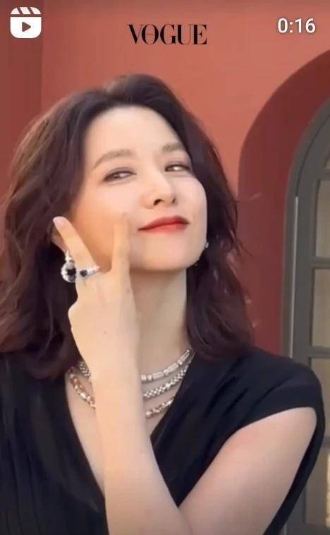 手指唱歌的韩国女星图片
