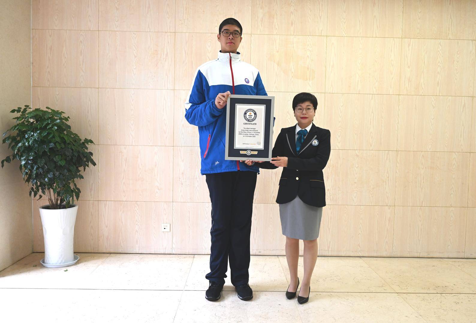 身高223米!17岁男生参加高考,14岁时曾创最高青少年吉尼斯世界纪录
