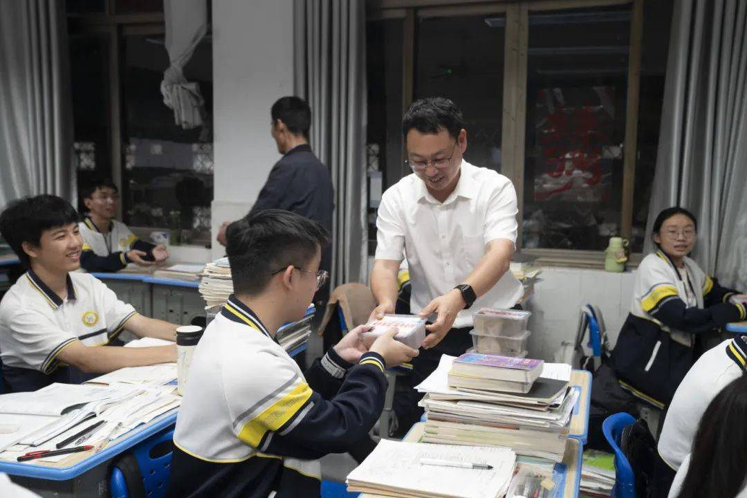 龙游中学6月6日,衢州理工学校在校园金色广场开展"暖心送考 为梦护航"