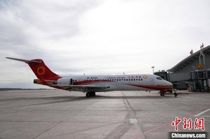 6月7日,中国国产支线客机arj21从新疆喀什徕宁国际机场起飞前往塔吉克