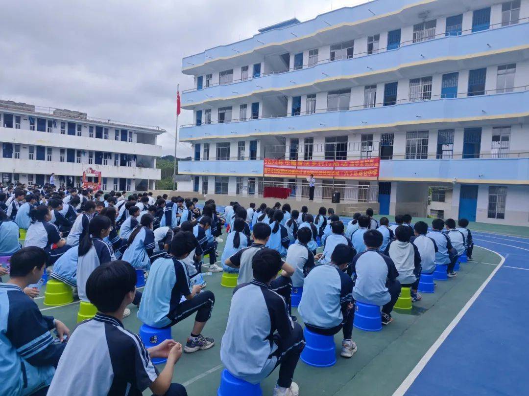 预防校园欺凌 巾帼普法乡村行——南宁市妇联开展法治宣传进校园活动