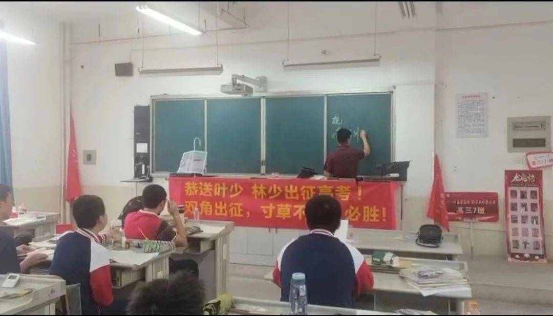打气莆田四中考生迈着从容自信的步伐,陆续进入考场学生家长挥舞红旗
