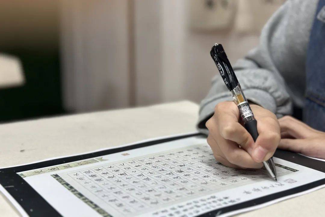 在硬笔书法展示中,学生林姿含书写"爱莲说"以莲自喻倡廉洁.