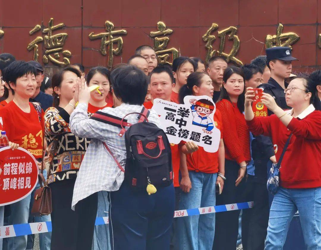 吴允杰 摄宁德一中考点.林榕生 摄挥洒汗水,书写青春.宁德市共1.