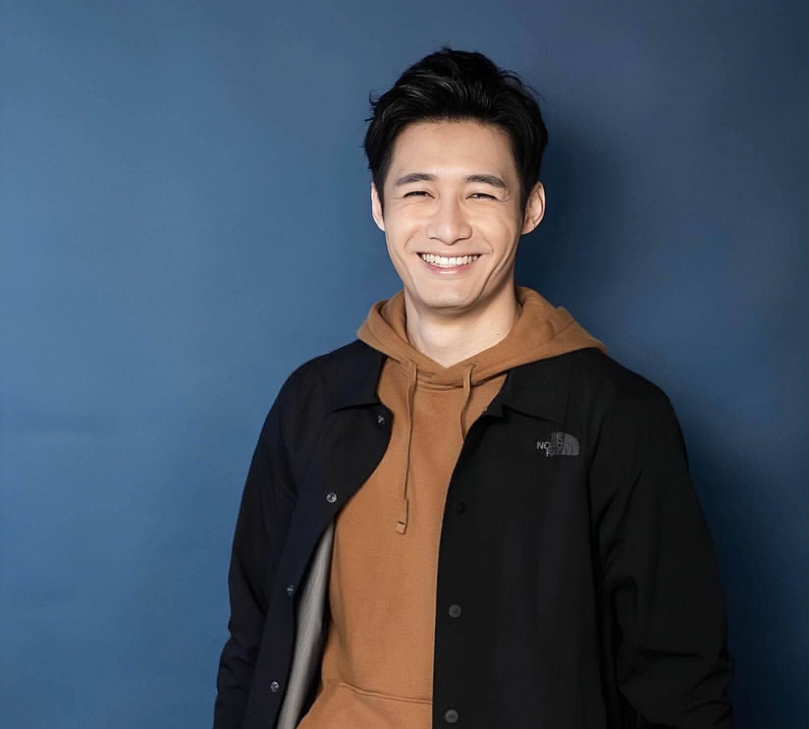 不知不觉,翟威廉入行也很多年了,但可惜外形出众,身材高大的他,并没有