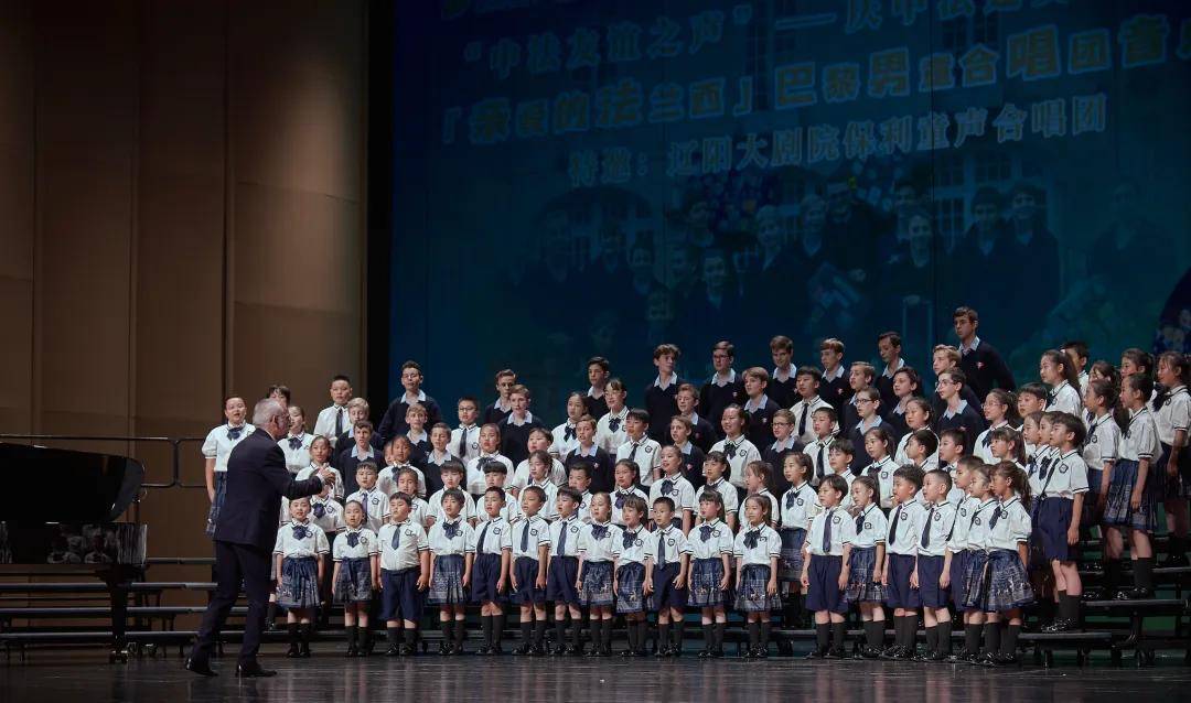 我很高兴能来听合唱团在辽宁辽阳的演出.