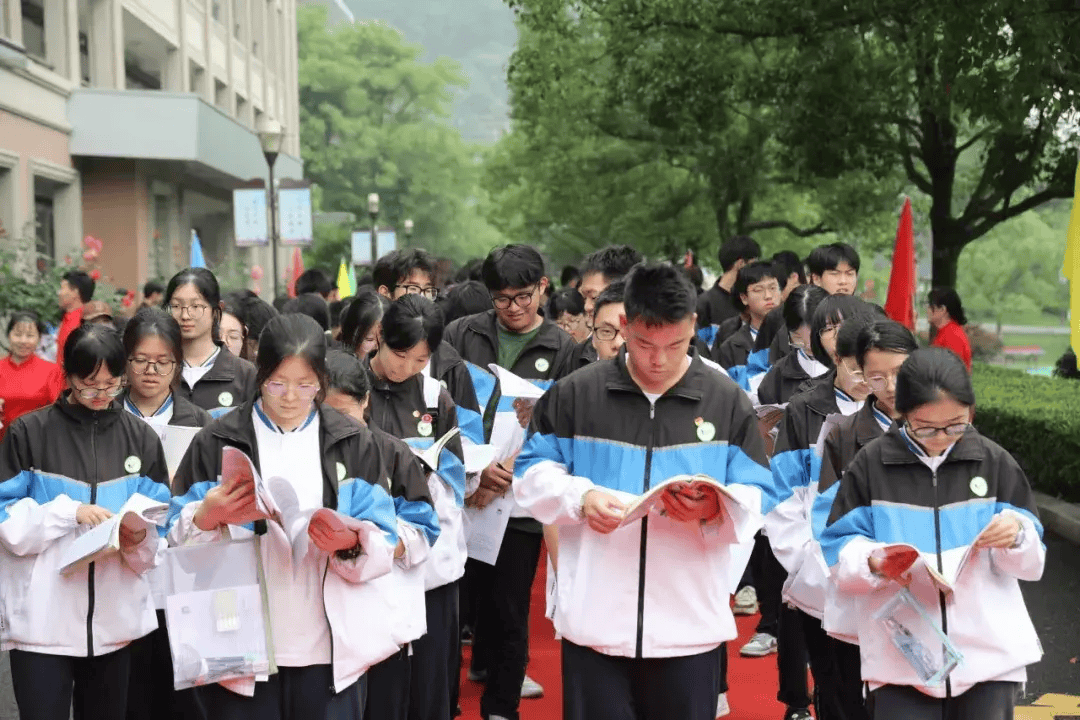 全力以赴,决胜高考激励他们竖起大拇指,比出胜利手势场口中学老师们向