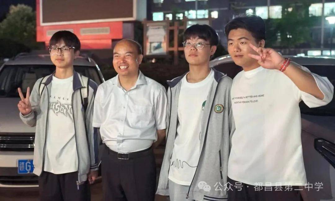 最后一个晚自习!都昌二中亮灯为高三学子送行