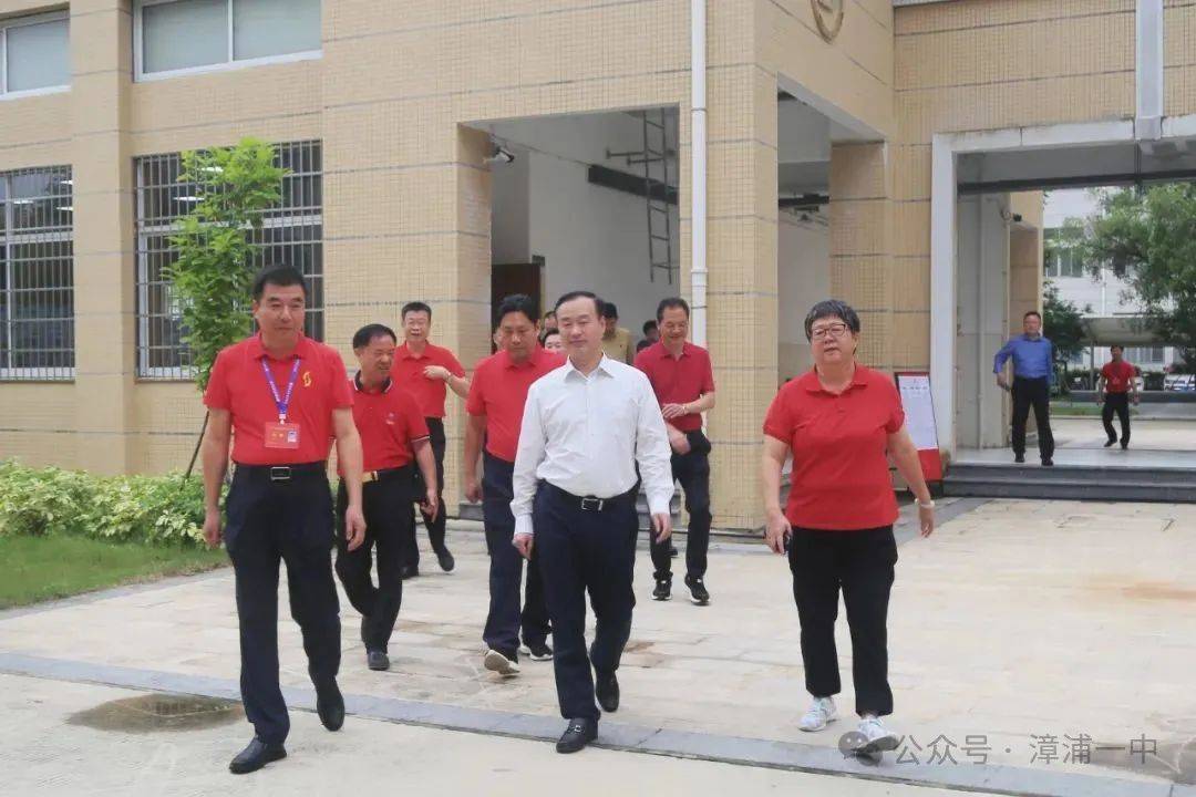 县长吴丁顺带队到漳浦一中检查高考考点准备工作