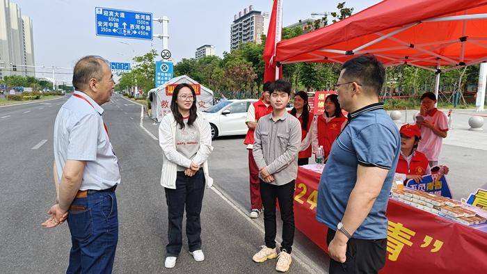 6月7日上午,灵璧县公安护考人员在灵璧一中考点外进行爱心护考.