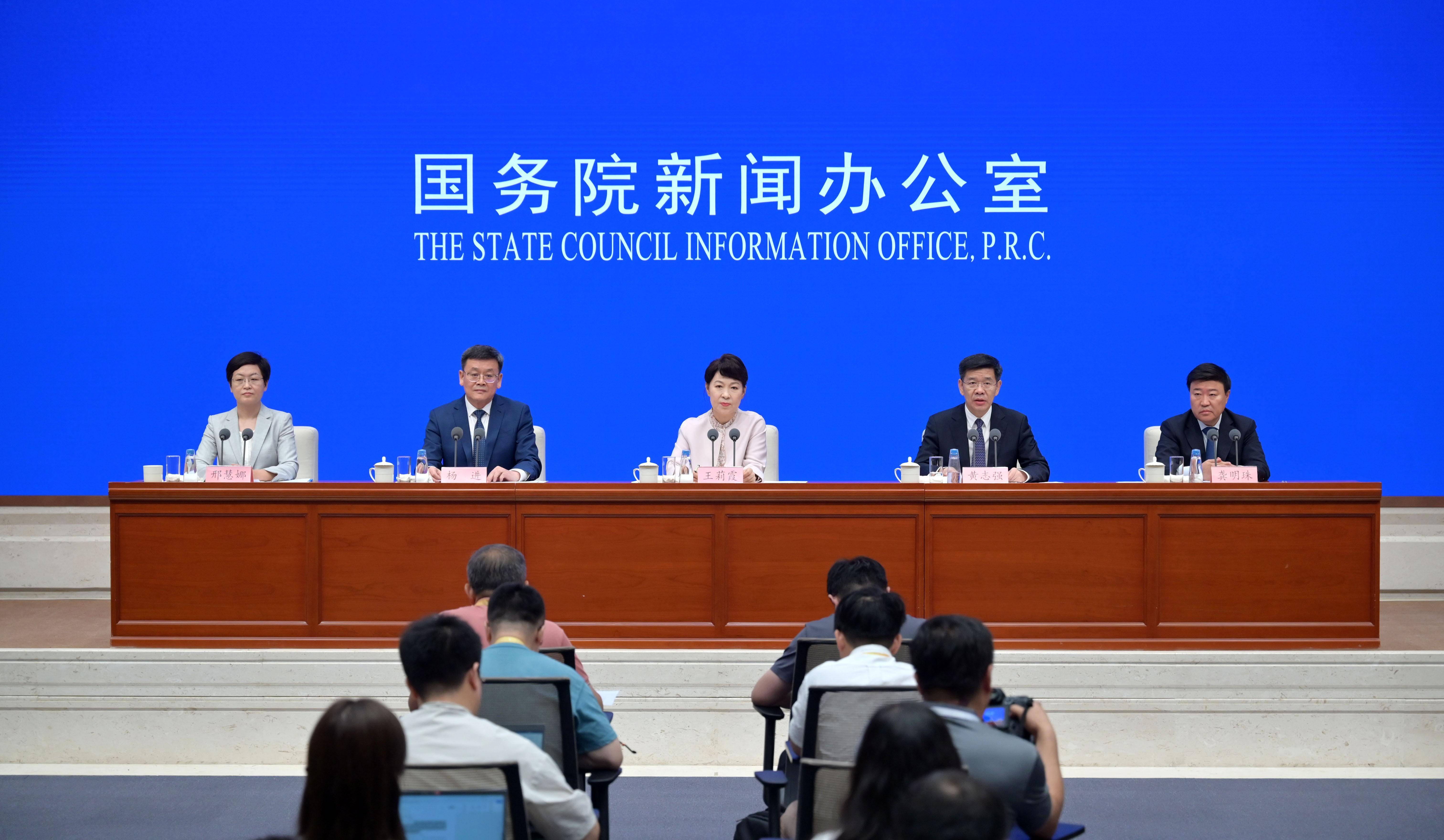 国新办举行“推动高质量发展”系列主题新闻发布会 围绕“紧紧围绕高质量发展首要任务 全方位建设模范自治区”作介绍_新华社