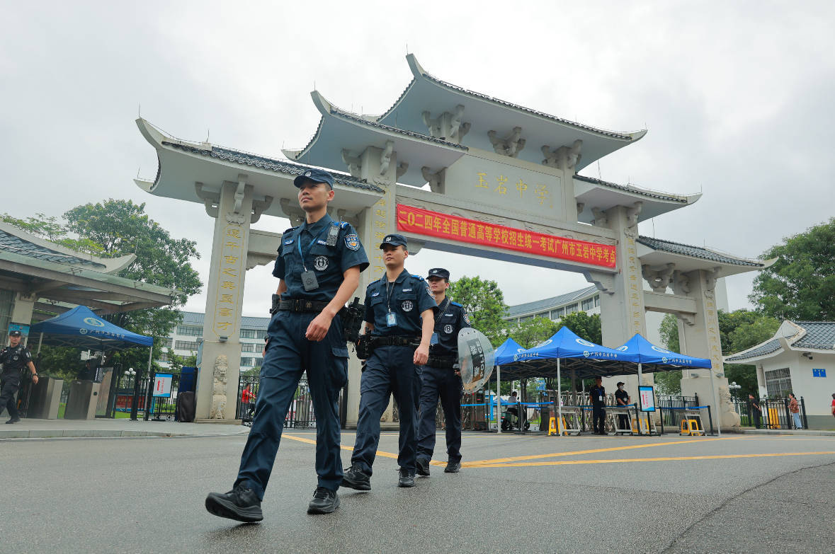 高考首日,广州公安与学子同步"赶考"
