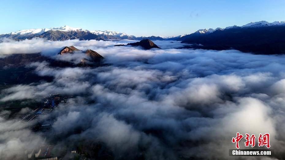 祁连山现低空云海:山间小城薄云缭绕宛若仙境