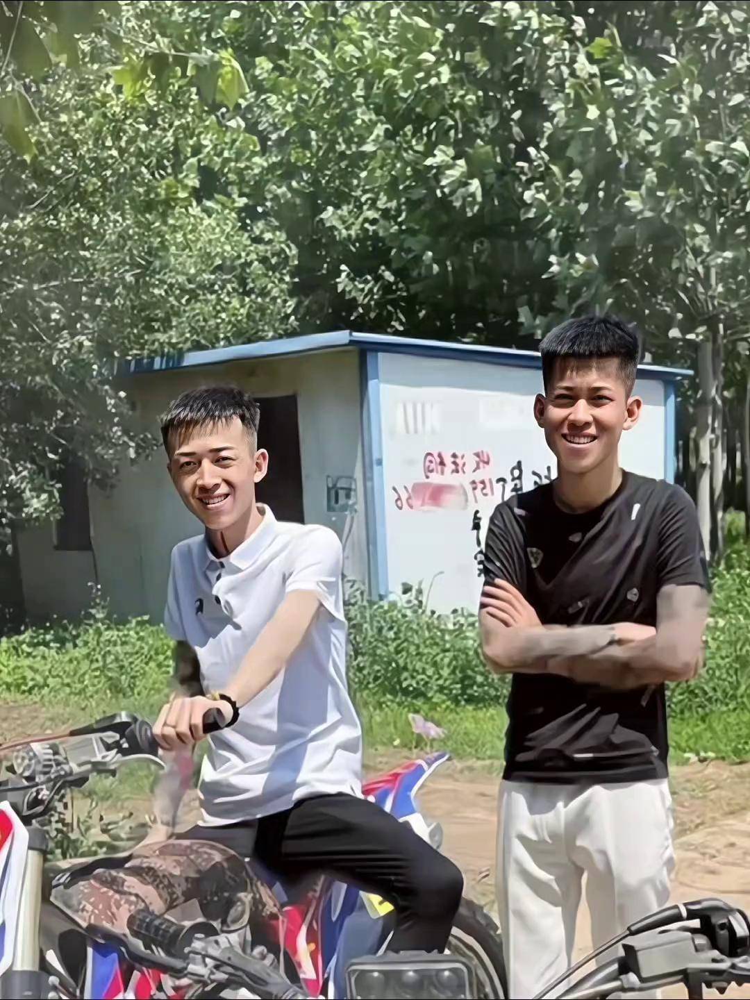 宇和大懿副将(恩师陈泽)曾经的亲密合影精神小伙