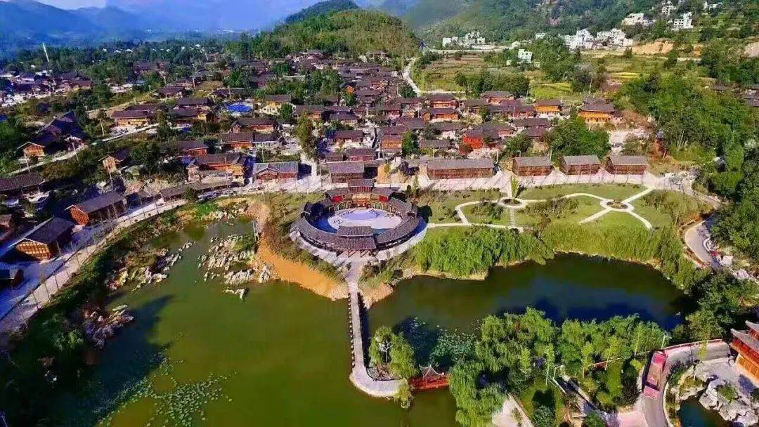 晨起,方方正正的阳光斜切进堂屋,照在靠墙角立着的古旧大竹筛上,筛出