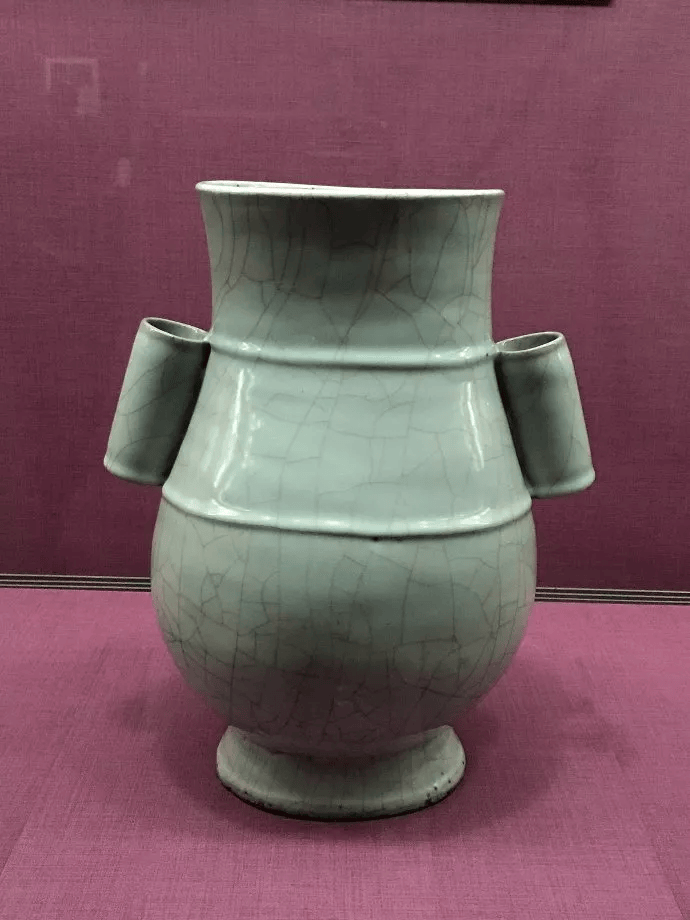 可知乾隆皇帝珍视如宝贝的文物正是宋朝官窑瓷器