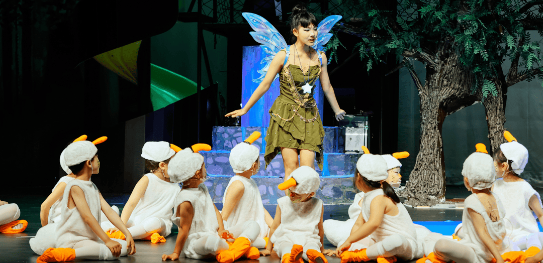 小叮当和彼得潘几次与现场观众喊话互动,美人鱼一幕,无数金色的泡泡从