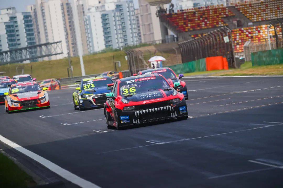 起跑日 金榜题名时 | ctcc上海首日谢欣哲/潘奕名杆位致胜_国际赛车场