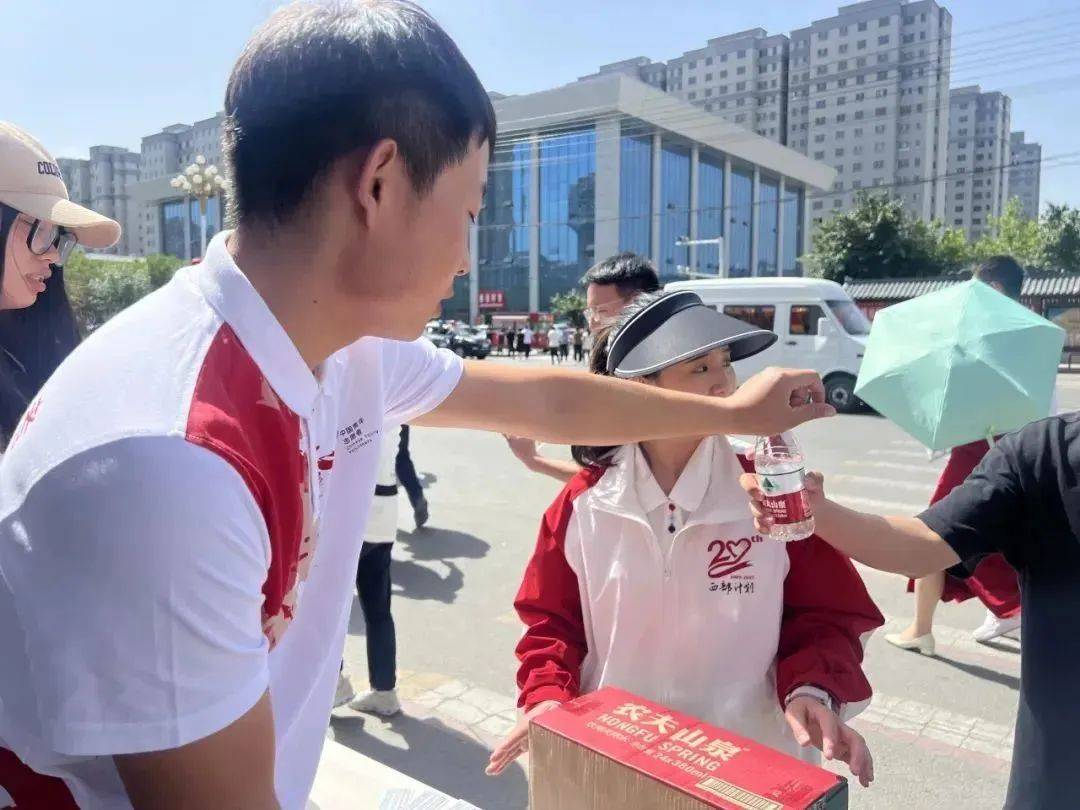 焉耆县团委联合金粮社区团支部开展"爱心助考 为梦护航"高考志愿服务
