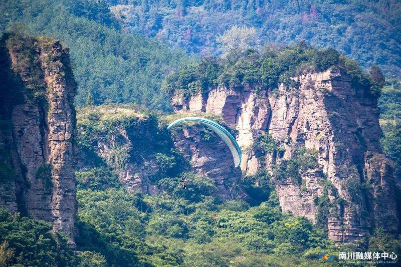 金山大睡佛,春秋同框山王坪,龙岩飞瀑,万卷书台,东坡奇峰,高峡盈翠