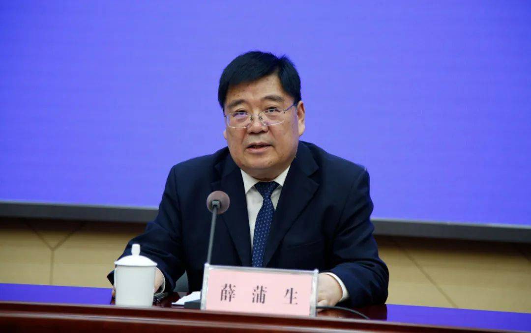 市工业和信息化局党组书记,局长薛蒲生女士们,先生们,新闻界的朋友们