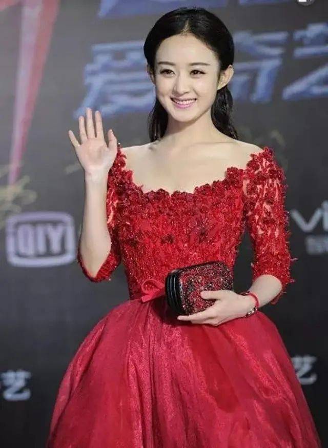 秦岚太敢穿了!红色吊带裙"剪成"布条穿,坐下全靠手遮