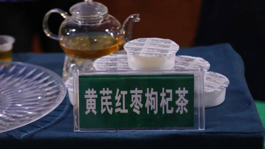 而在中草药采集展示区,各种形态各异,功效不一的"药草,药根",也吸引了