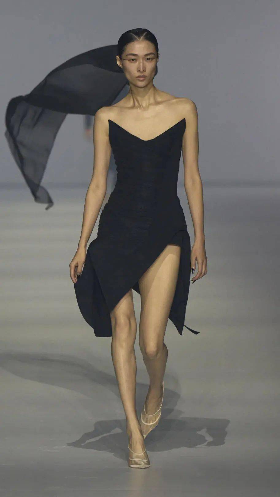 夏天穿这条黑裙子,不经意间惊艳到自己!