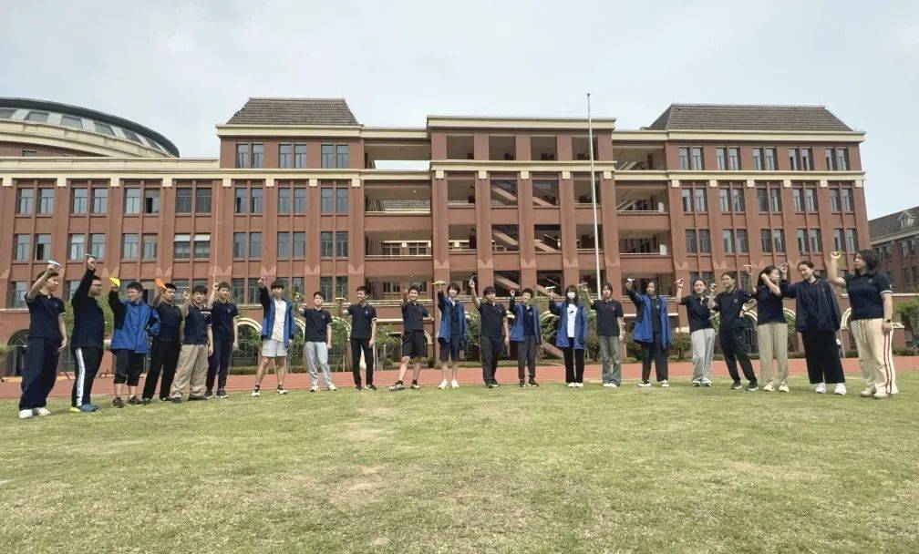 武汉光谷外国语学校的操场上谈笑风生,热闹非凡:初三全体同学轻松自如