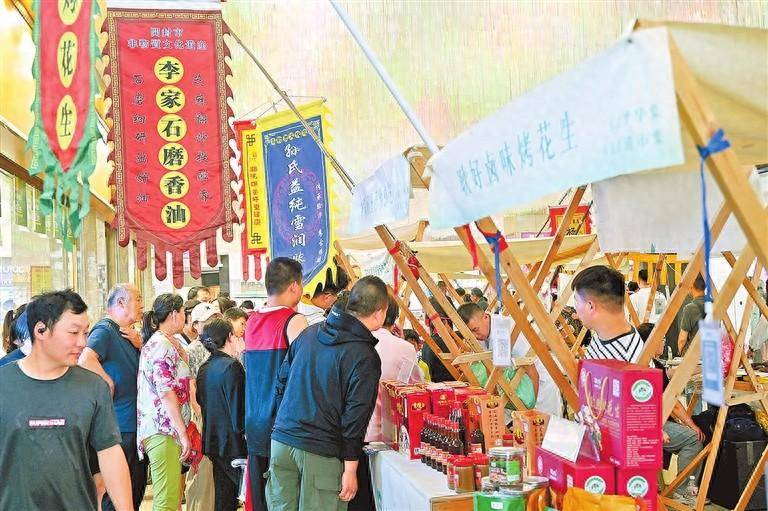 李俊生 摄端午假期,人们在郑州二七广场"打卡"《庆余年2》城市巡展.