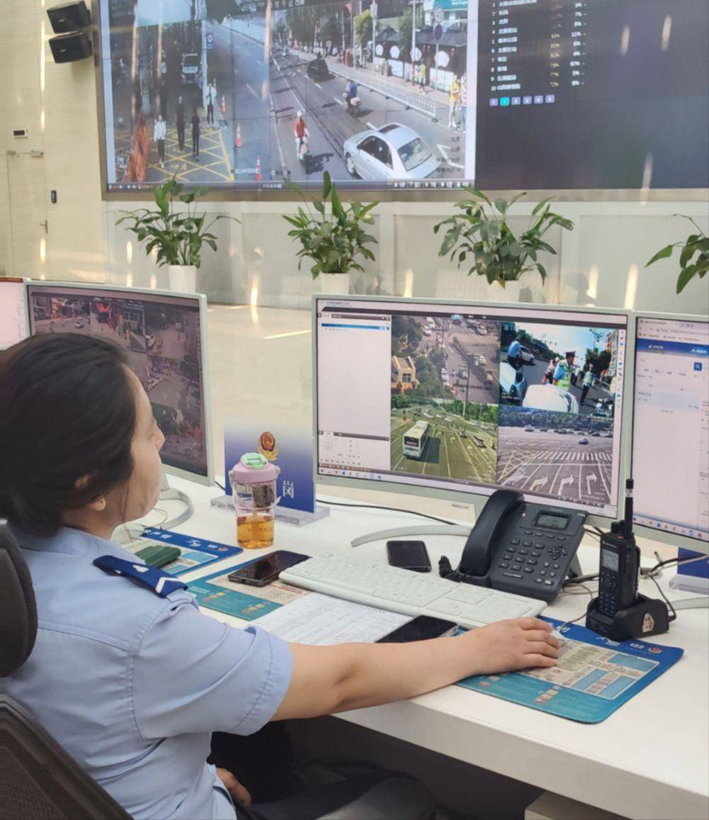 6月7日,值班民警在太原市公安局交通警察支队指挥中心内调度.