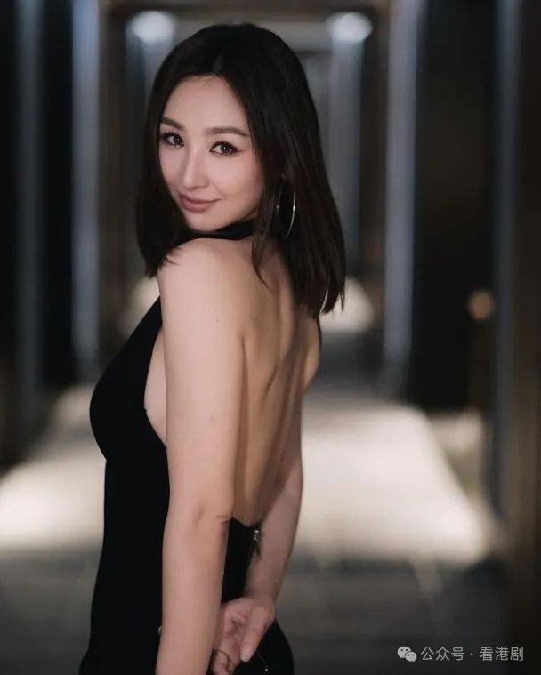 高海宁露背晒波边 街头喷水柱献技