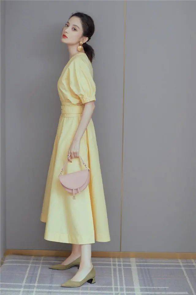 娜扎这条鹅黄色的连衣裙非常的清新甜美,这条裙子刘亦菲也穿过,可以