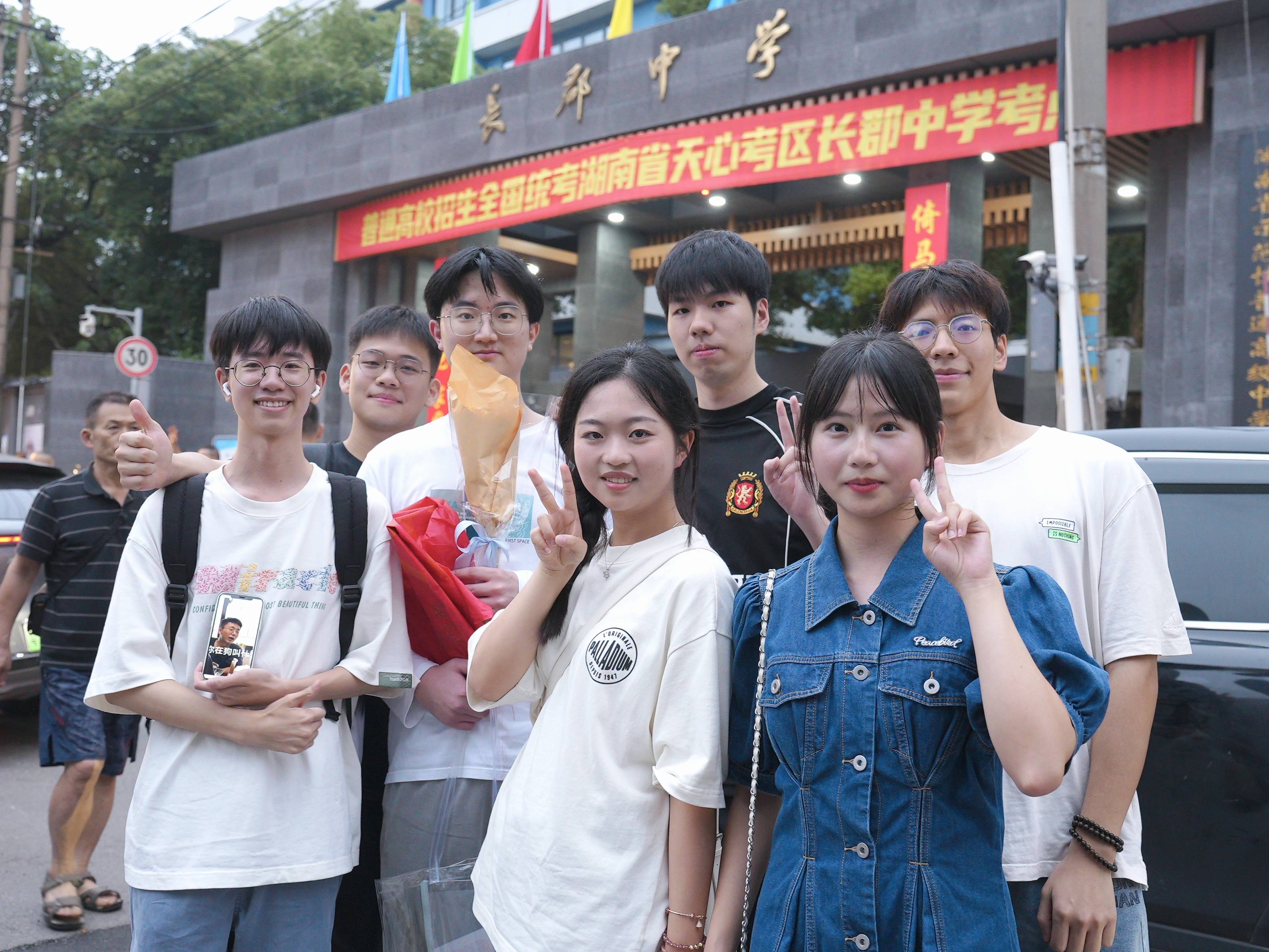 6月9日,雅礼中学考点,结束高考的学生冲出考场.