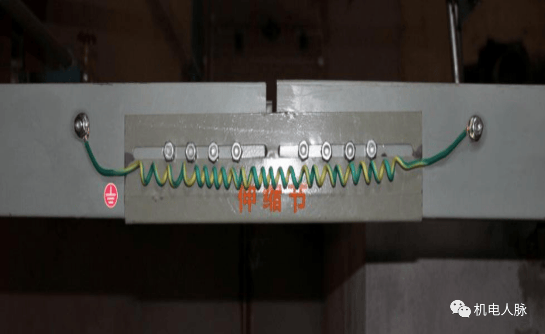 安装好补偿装置后,及时成品保护,防止在伸缩缝处漏水及掉杂物污染桥架