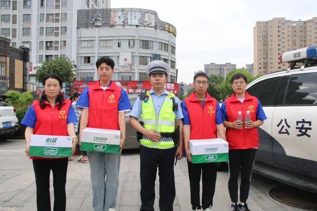 雄忻项目部青年志愿者在保定市清苑区第一中学考点,开展以"高考助力