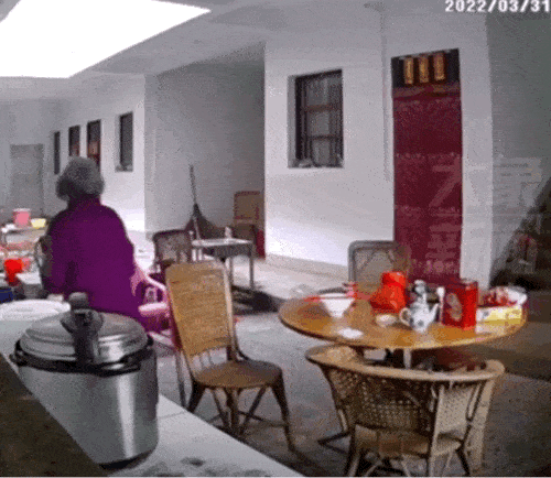 屋顶也被高压锅盖砸出一个大洞厨房一片狼藉在用高压锅炖肉时发生爆炸