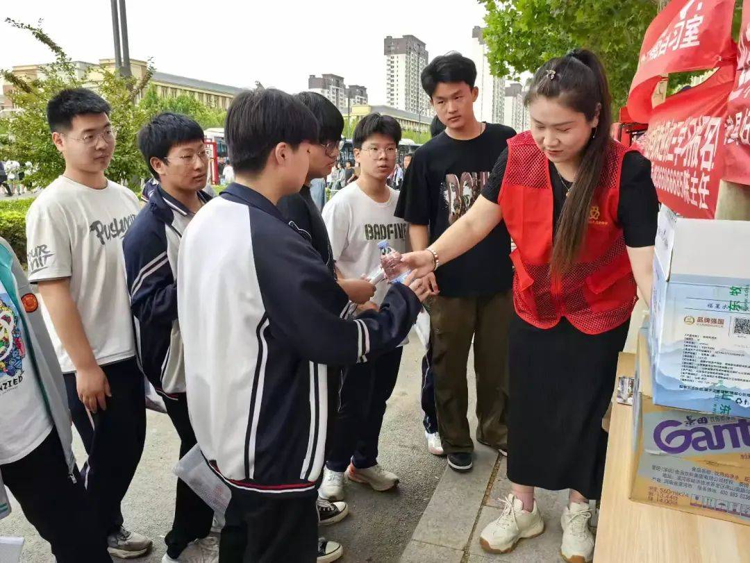 成武县巾帼志愿者,一中考点开展"助力高考我们在行动"志愿服务活动