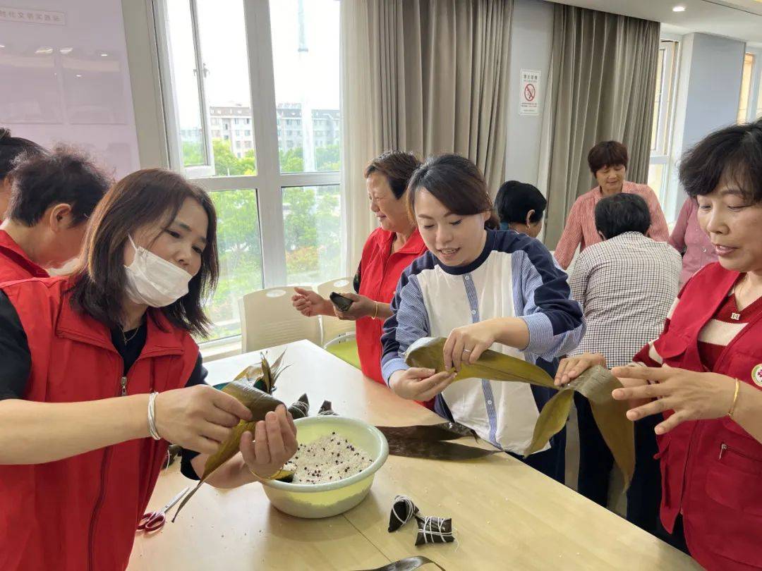 家住新塍镇火炬花苑的村民陈子英今年59岁,是大伙一致认可的包粽子