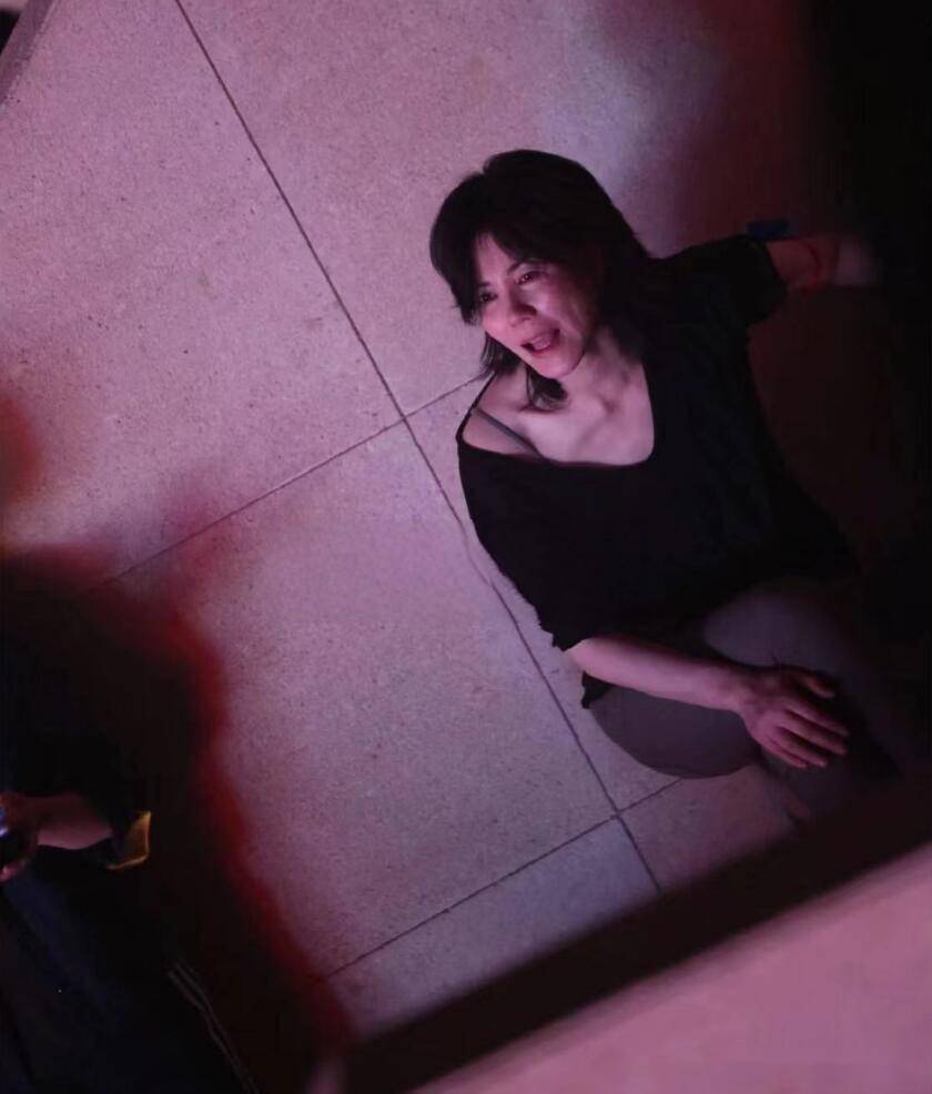 王菲携李嫣看演唱会,露吊带好性感,18岁李嫣当面抽烟表情冷酷