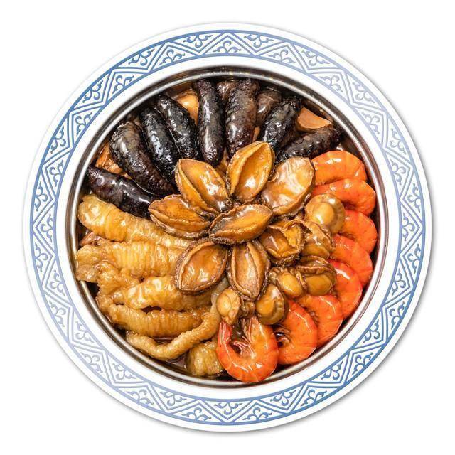 在品尝金华的十大硬菜时,不妨再搭配一些特色小吃,如金华酥饼,麻糍等.