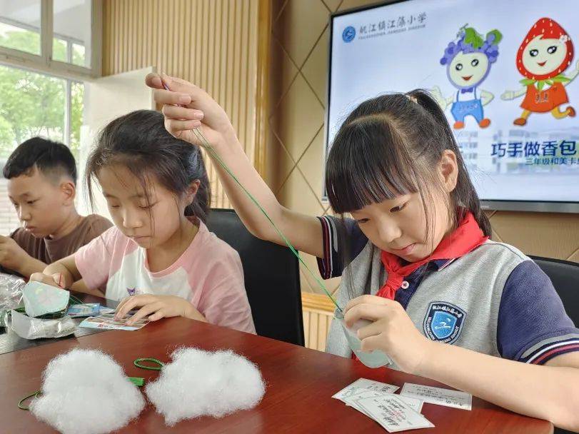 新昌县拔茅幼儿园的孩子们处理艾叶,再将打好的艾草汁与皂基融合.