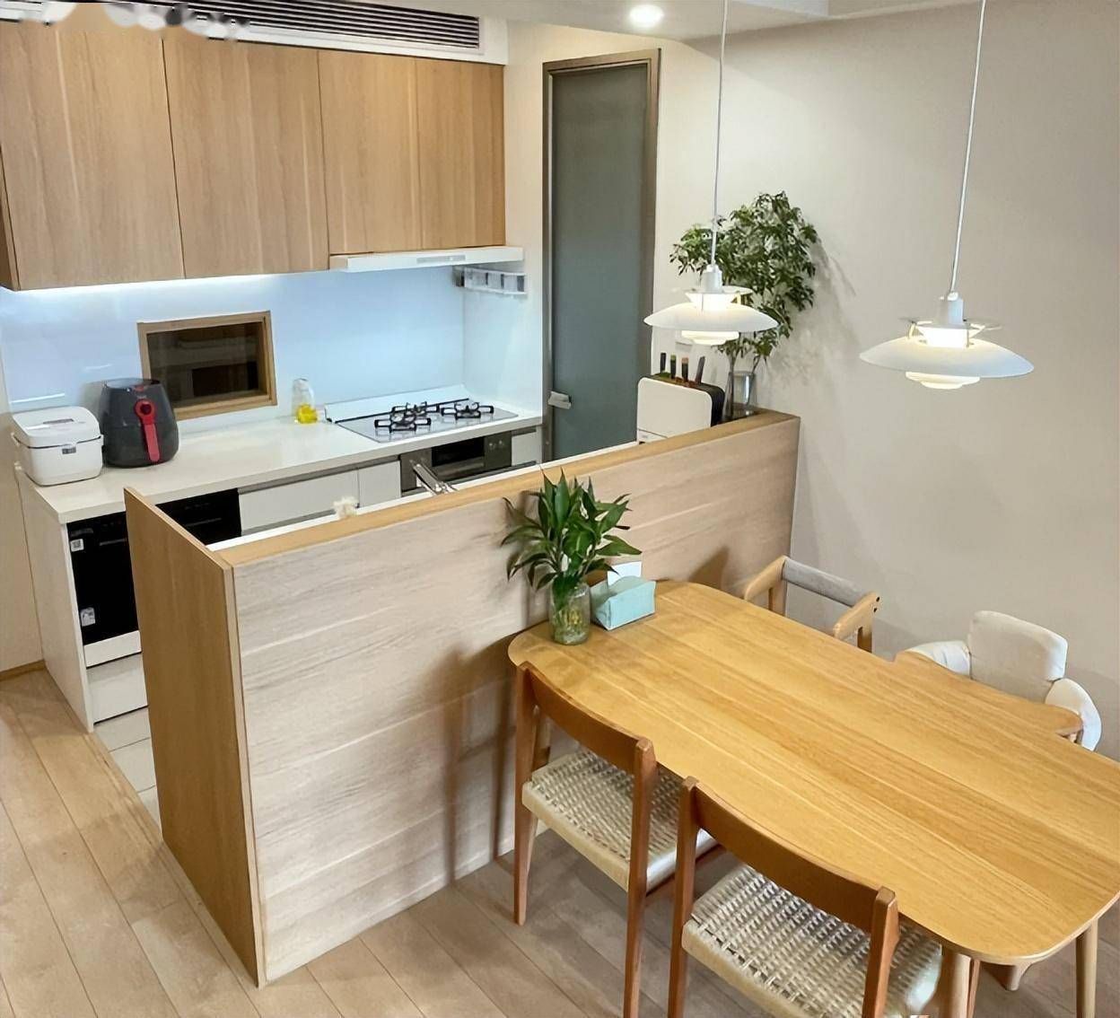 比如,在家居布置方面,日本人就做的很好,即便是空间小,但用着却十分顺