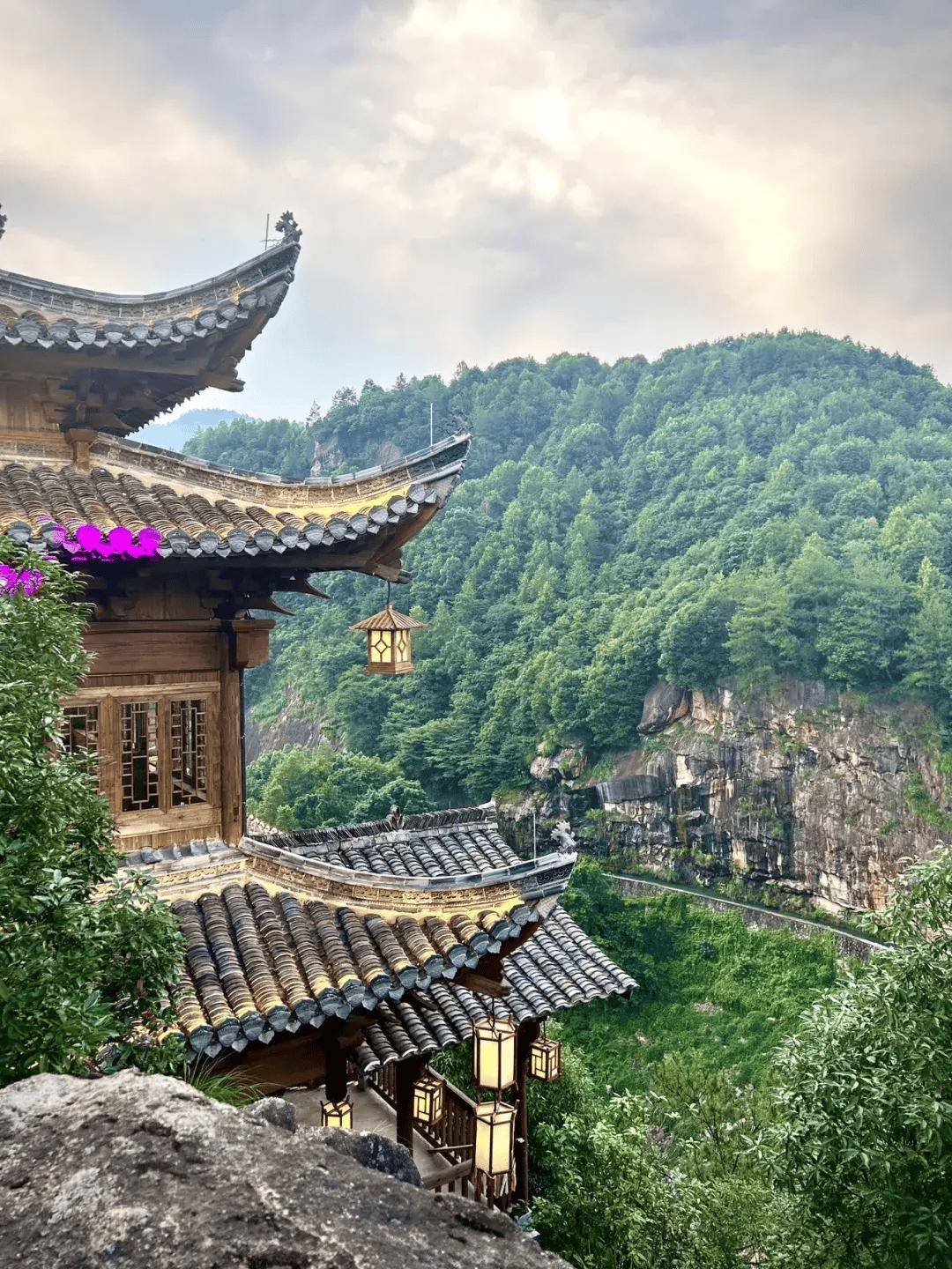 别去景德镇挤了!江西有座悬空小镇,游客:"现实版的武侠世界"