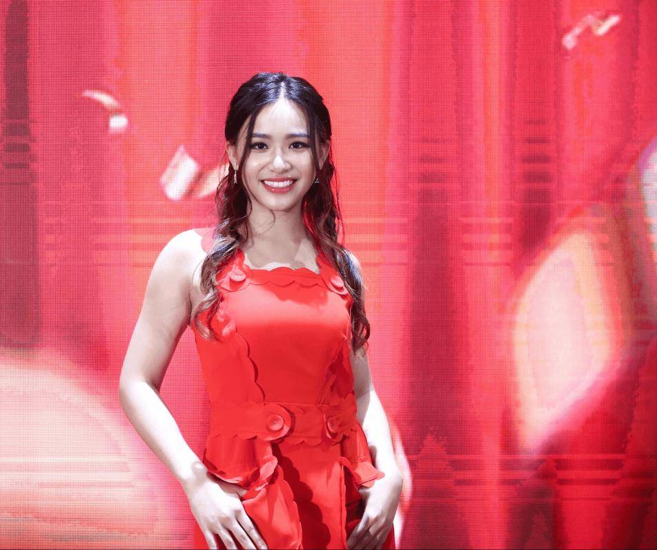 之后她接受访问时,自言演戏方面从来不会有任何包袱,因为有包袱就不会