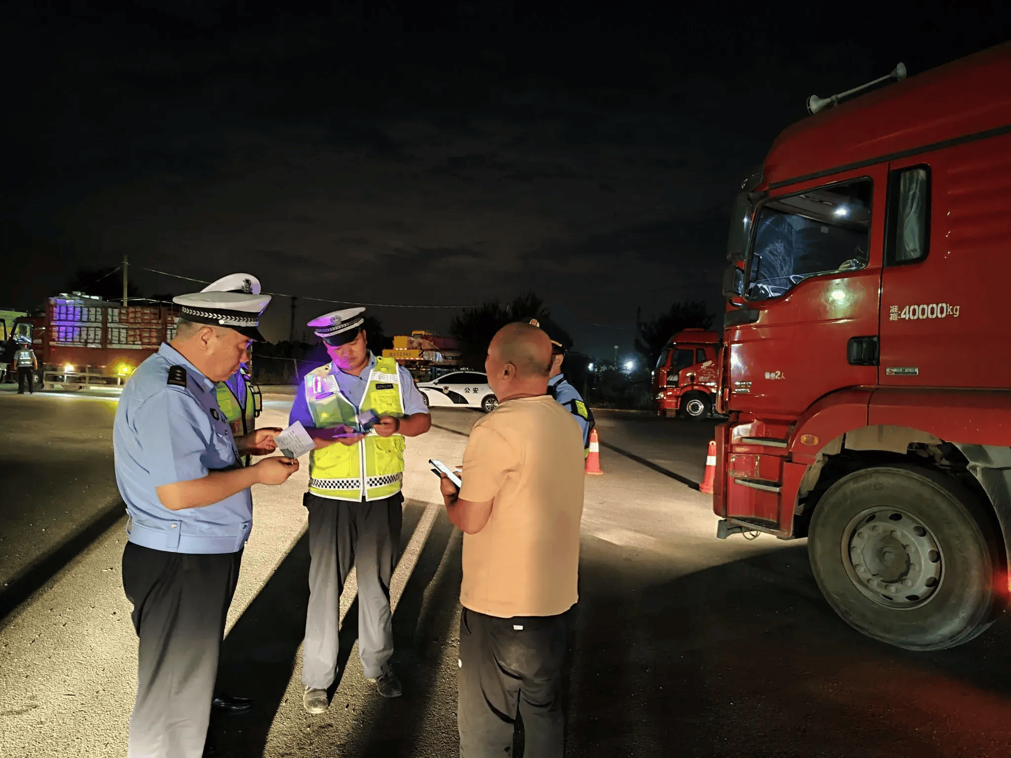 交警查车现场图片