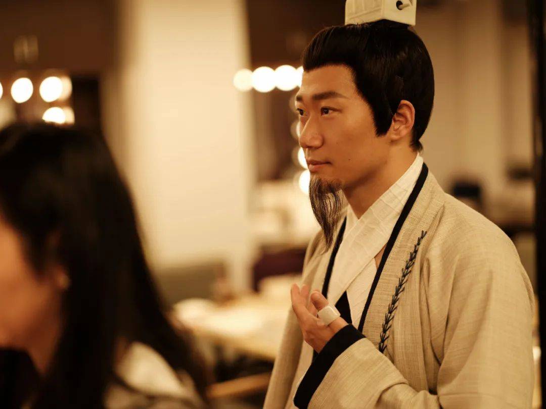 "离谱到中场就在按头安利!