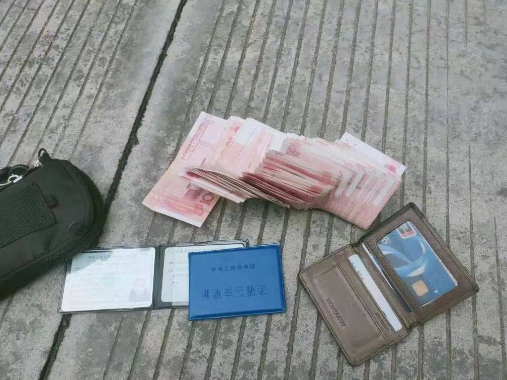 谈到捡到钱包为何交给民警,王丰辉想得很简单:我想人家丢了这么多钱