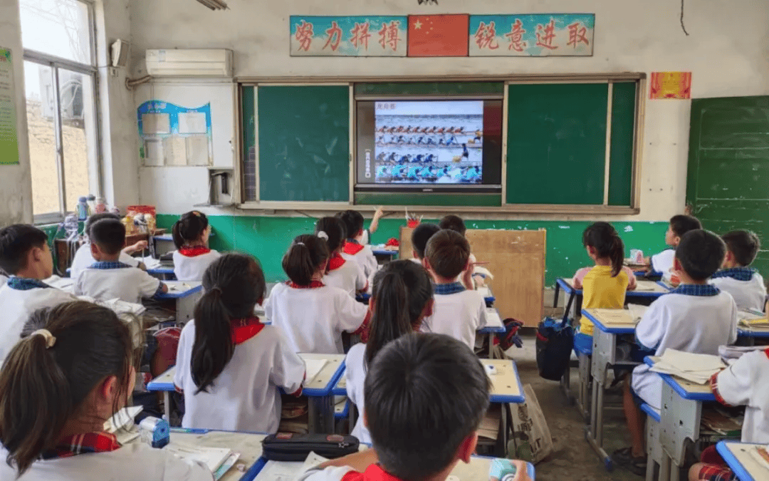 皇镇办事处刘平坊小学开展主题班会,学习屈原的事迹,了解赛龙舟,包